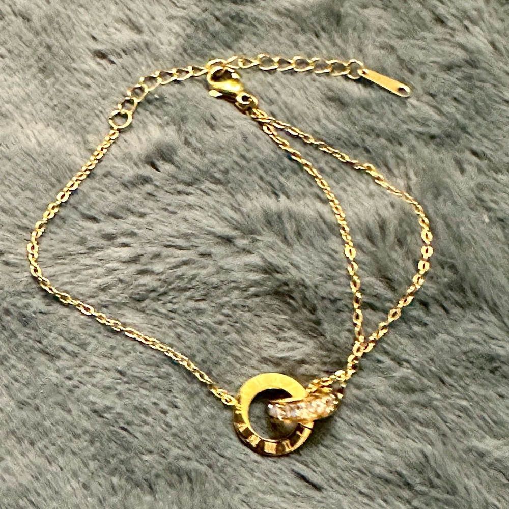 Elegant Gold Bracelet with Crystal Accents